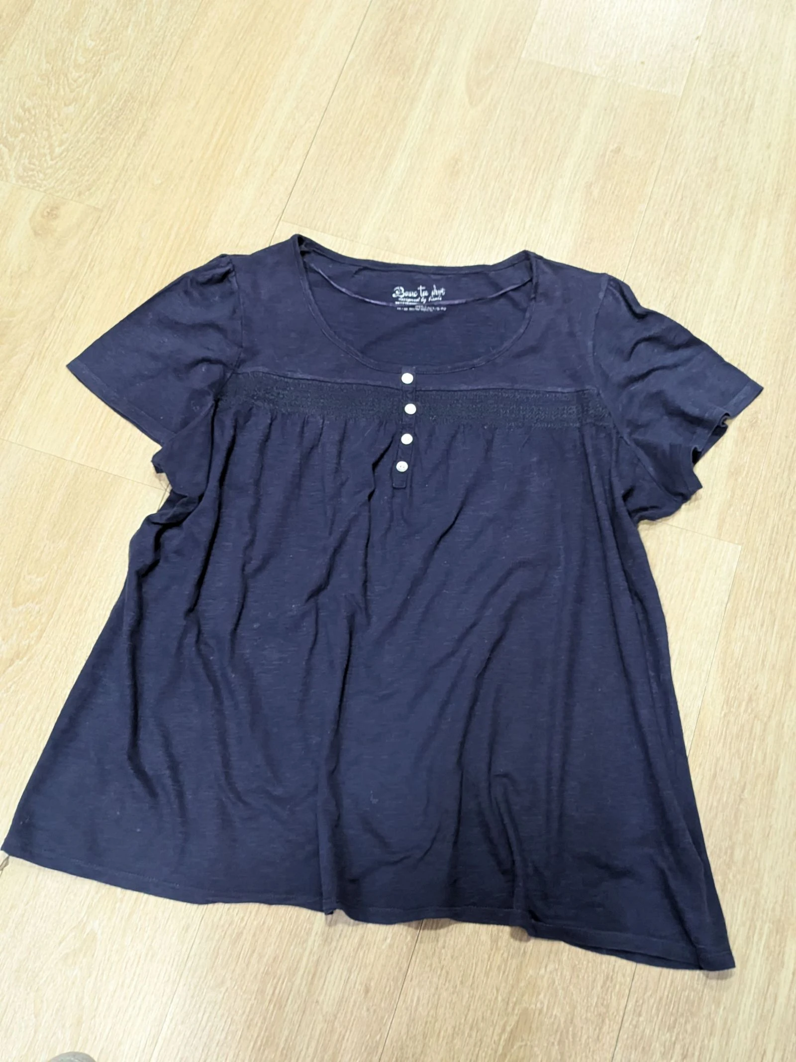 Camiseta casual de mujer de manga corta en azul marino con detalles de encaje y botones talla 54